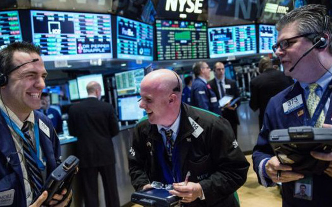 Phố Wall hứng khởi trở lại, Dow Jones bật tăng hơn 400 điểm và chạm mức cao kỷ lục
