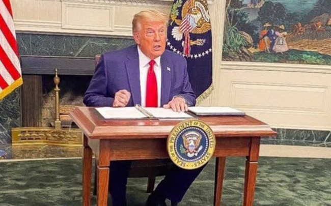 Ông Trump bị cười nhạo vì dùng chiếc bàn tí hon